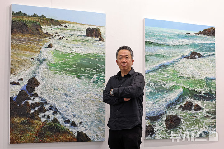 [부산=뉴시스] 박진희 기자 = 호리아트스페이스에 신작 바다 풍경을 선보인 김남표 작가. 2025.05.08. pak7130@newsis.com