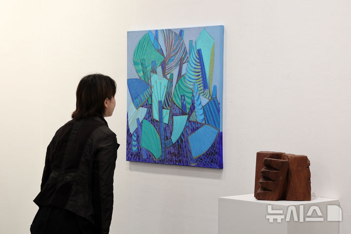 [부산=뉴시스] 박진희 기자 = '아트부산 2025' VIP 프리뷰가 열린 8일 부산 해운대구 벡스코 전시장을 찾은 관람객들이 국제갤러리 작품을 둘러보고 있다. 이날 VIP 프리뷰를 시작으로 11일까지 열리는 아트부산은 국내 갤러리를 비롯해 17개국 109개 갤러리가 참여한다. 2025.05.08. pak7130@newsis.com