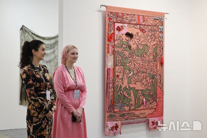 [부산=뉴시스] 박진희 기자 = 러시아 미스(MYTH) 갤러리 올라 프로파틸로(오른쪽) 대표가 8일 부산 해운대구 벡스코 전시장에서 열린 '아트부산 2025' VIP 프리뷰에 참여하고 있다. 이날 VIP 프리뷰를 시작으로 11일까지 열리는 아트부산은 국내 갤러리를 비롯해 17개국 109개 갤러리가 참여한다. 2025.05.08. pak7130@newsis.com