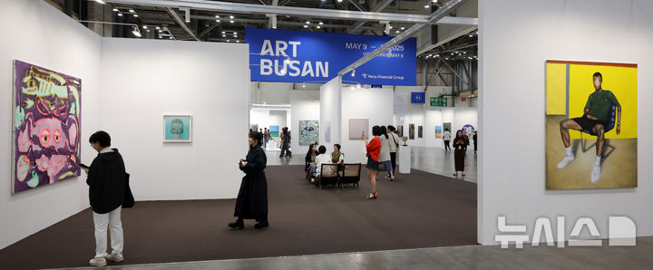 [부산=뉴시스] 박진희 기자 = '아트부산 2025' VIP 프리뷰가 열린 8일 부산 해운대구 벡스코 전시장을 찾은 관람객들이 참여 갤러리 주요 작품을 둘러보고 있다. 이날 VIP 프리뷰를 시작으로 11일까지 열리는 아트부산은 국내 갤러리를 비롯해 17개국 109개 갤러리가 참여한다. 2025.05.08. pak7130@newsis.com