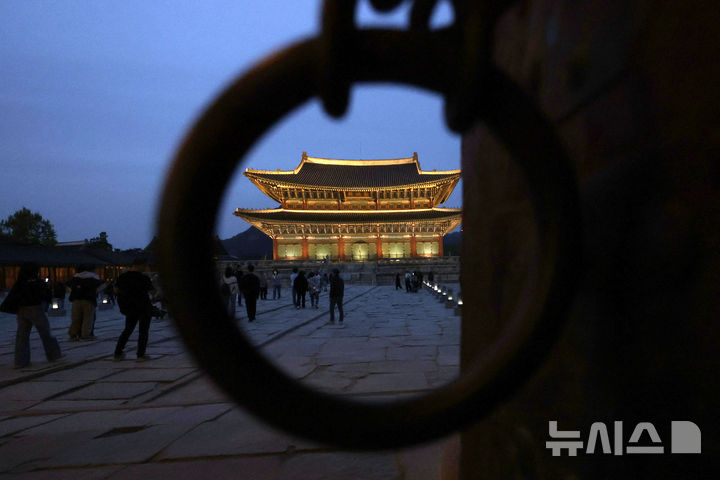 [서울=뉴시스] 최동준 기자 = 8일 서울 종로구 경복궁을 찾은 시민들이 야간관람을 하고 있다. 국가유산청은 오는 6월 15일까지 2025년 상반기 경복궁 야간관람을 운영한다. 2025.05.08. photocdj@newsis.com