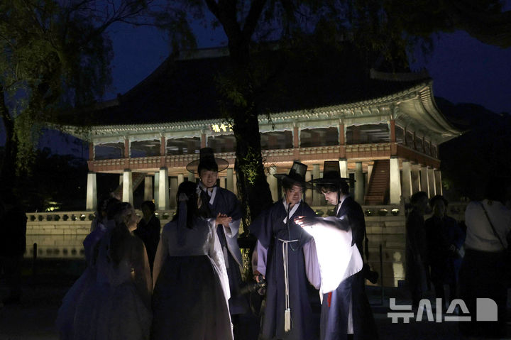 [서울=뉴시스] 최동준 기자 = 8일 서울 종로구 경복궁을 찾은 외국인들이 기념사진을 찍고 있다. 국가유산청은 오는 6월 15일까지 2025년 상반기 경복궁 야간관람을 운영한다. 2025.05.08. photocdj@newsis.com