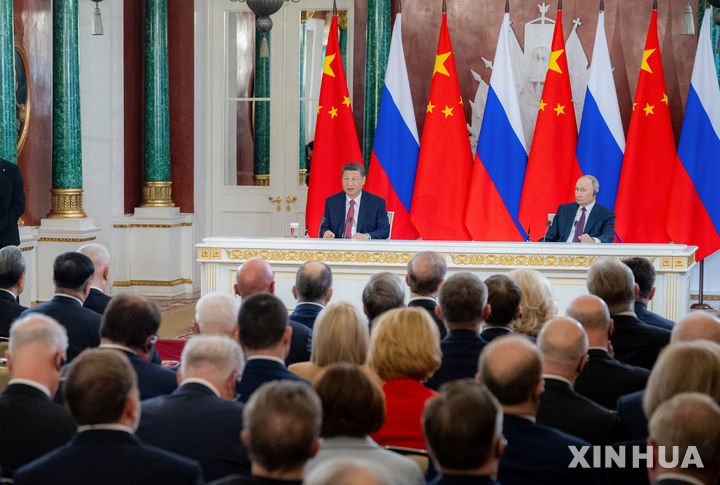 [모스크바=신화/뉴시스] 시진핑 중국 국가주석(왼쪽)이 8일 모스크바에서 블라디미르 푸틴 대통령과 정상 회담 후 공동 기자회견을 하고 있다. 2025.05.09 . 