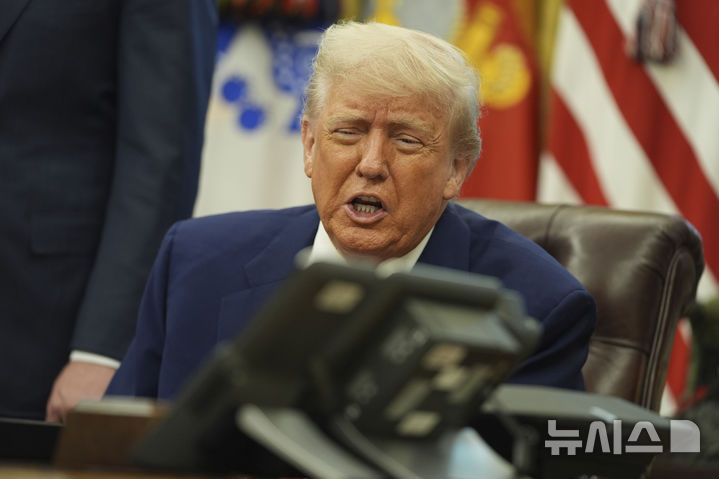 [워싱턴=AP/뉴시스]도널드 트럼프 미국 대통령이 8일(현지 시간) 백악관 집무실에서 영국과의 무역합의를 발표하고 있다. 2025.05.09.