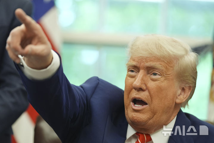 [워싱턴=AP/뉴시스] 사진은 도널드 트럼프 미국 대통령이 지난 8일(현지 시간) 백악관 집무실에서 손가락으로 기자를 가리키고 있는 모습. 2025.05.09.