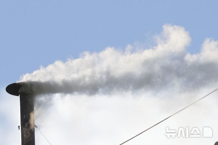 [바티칸=AP/뉴시스] 사진은 8일(현지 시간) 바티칸 시스티나 성당 굴뚝에서 새 교황을 선출하는 콘클라베 도중 흰 연기가 피어오르는 모습. 2025.05.08.&nbsp; 