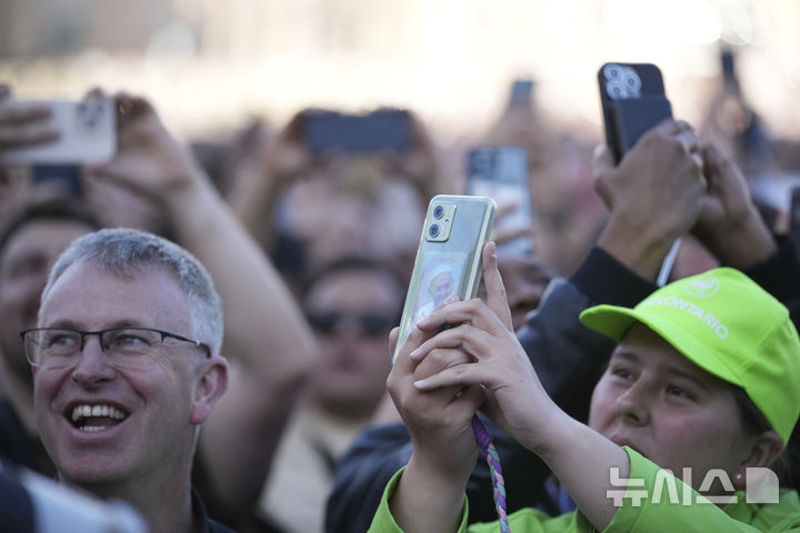 [바티칸=AP/뉴시스] 사진은 8일(현지 시간) 바티칸 시스티나 성당 굴뚝에서 새 교황 선출을 알리는 흰 연기가 피어오르자 사람들이 환호하는 모습. 2025.05.08.
