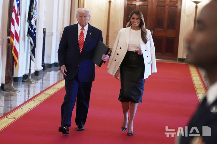 [워싱턴=AP/뉴시스] 도널드 트럼프 미국 대통령과 부인 멜라니아 트럼프 여사가 8일(현지 시간) 백악관에서 군인 어머니를 위한 행사에 참석하고 있다. 2025.05.09.
