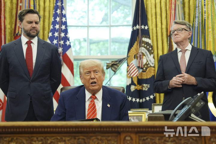 [AP.뉴시스] 올 5월 초 미 트럼프 대통령이 일방적인 상호관세를 발표한 뒤 영국에 가장 약한 10% 보편세율을 확정한 자리에 맨델슨 주미 영국대사(오른쪽)와 JD 밴스 미 부통령이 뒤에 서 있다. 