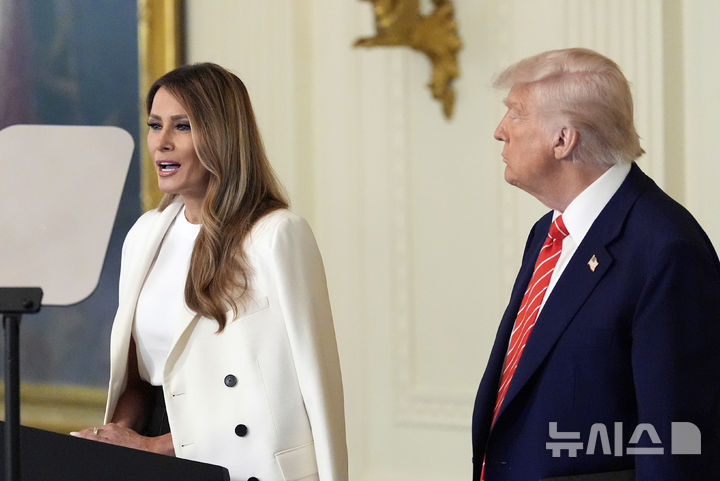 [워싱턴=AP/뉴시스] 도널드 트럼프 미국 대통령 부인 멜라니아 트럼프 여사가 8일(현지 시간) 백악관에서 군인 어머니를 위한 행사에 참석해 발언하고 있다. 2025.05.09.