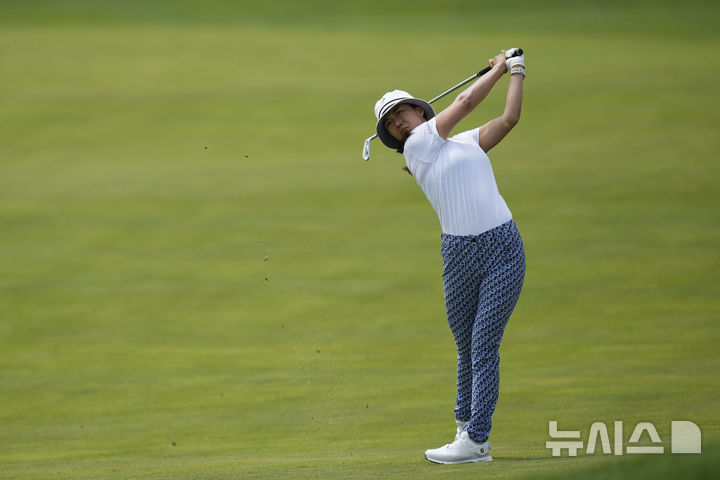 [저지시티=AP/뉴시스] 신지은이 8일(현지 시간) 미 뉴저지주 저지시티 리버티 내셔널GC에서 열린 미국여자프로골프(LPGA) 투어 미즈호 아메리카 오픈 첫날 18번 홀 페어웨이에서 샷을 치고 있다. 2025.05.09.