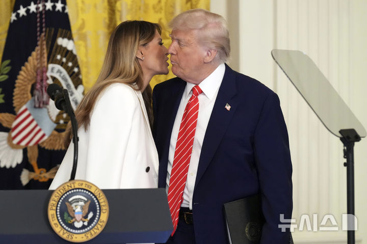 [워싱턴=AP/뉴시스] 도널드 트럼프 미국 대통령과 부인 멜라니아 트럼프 여사가 8일(현지 시간) 백악관에서 군인 어머니를 위한 행사에 참석해 대화하고 있다. 2025.05.09.