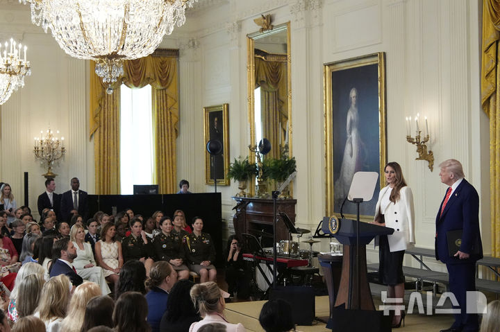 [워싱턴=AP/뉴시스] 도널드 트럼프 미국 대통령 부인 멜라니아 트럼프 여사가 8일(현지 시간) 백악관에서 군인 어머니를 위한 행사에 참석해 발언하고 있다. 2025.05.09.