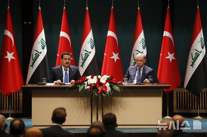 [앙카라=AP/뉴시스] 무함마드 시아 알수다니 이라크 총리가 11월 30일 미국의 튀르키예 대사 겸 시리아 특사인 톰 배럭의 방문을 받고 중동평화를 위한 이라크의 역할에 대해 회담을 했다. 사진은 알수다니 총리가 5월 8일 앙카라를 방문, 레제프 타이이프 에르도안 튀르키예 대통령(오른쪽)과 양해각서(MOU)를 체결하는 장면. 2025.12.01.