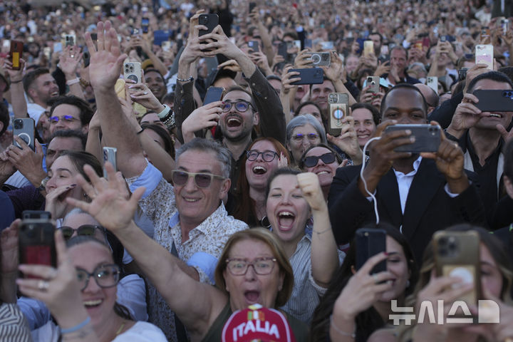 [바티칸=AP/뉴시스] 8일(현지 시간) 제267대 교황으로 선출된 미국의 로버트 프랜시스 프레보스트(69) 추기경이 선출 직후 바티칸 성베드로 대성당 중앙 '강복의 발코니'에 모습을 나타내자 광장에 있던 사람들이 환호하고 있다. 새 교황의 즉위명은 '레오 14세'로 '레오'는 라틴어로 '사자'를 뜻한다. 2025.05.09.