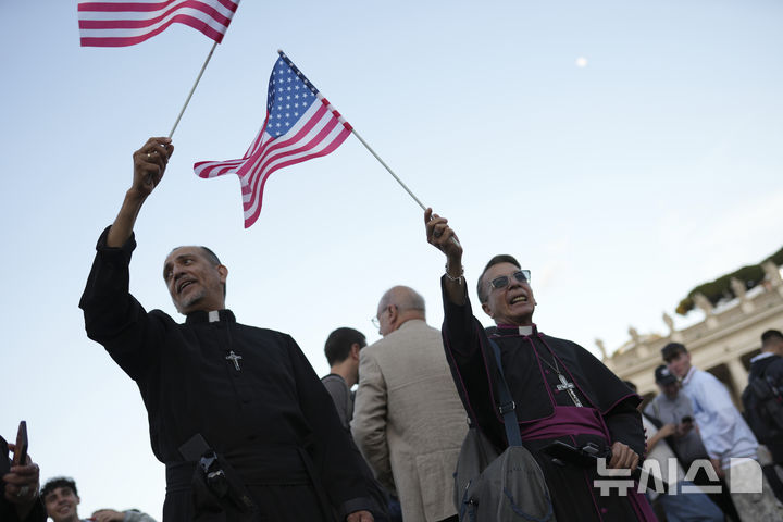 [바티칸=AP/뉴시스] 8일(현지 시간) 바티칸 성 베드로 대성당 앞에 모인 시민들이 새 교황이 선출되자 환호하고 있다. 이날 미국의 로버트 프랜시스 프레보스트 추기경이 제267대 교황으로 선출됐다. 새 교황의 즉위명은 '레오 14세'로 '레오'는 라틴어로 '사자'를 뜻한다. 2025.05.09.