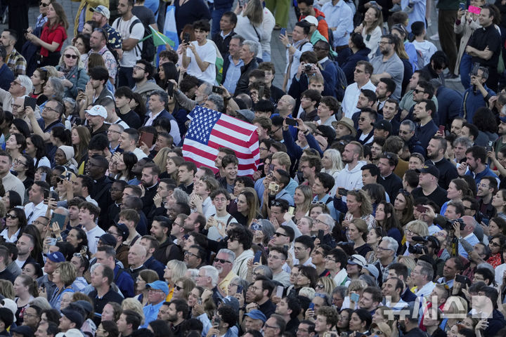 [바티칸=AP/뉴시스] 8일(현지 시간) 바티칸 성 베드로 대성당 앞에 모인 시민들이 새 교황이 선출되자 환호하고 있다. 이날 미국의 로버트 프랜시스 프레보스트 추기경이 제267대 교황으로 선출됐다. 새 교황의 즉위명은 '레오 14세'로 '레오'는 라틴어로 '사자'를 뜻한다. 2025.05.09.