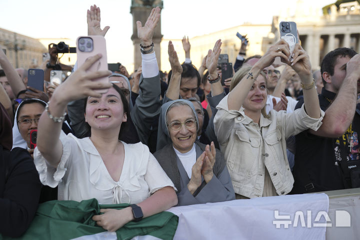 [바티칸=AP/뉴시스] 8일(현지 시간) 바티칸 성 베드로 대성당 앞에 모인 시민들이 새 교황이 선출되자 환호하고 있다. 이날 미국의 로버트 프랜시스 프레보스트 추기경이 제267대 교황으로 선출됐다. 새 교황의 즉위명은 '레오 14세'로 '레오'는 라틴어로 '사자'를 뜻한다. 2025.05.09.