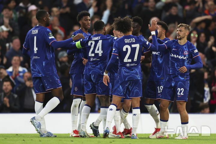 [런던=AP/뉴시스] 잉글랜드 프로축구 프리미어리그(EPL) 첼시, 2024~2025시즌 유럽축구연맹(UEFA) 유로파 콘퍼런스리그(UEL) 결승 진출. 2025. 5. 8.