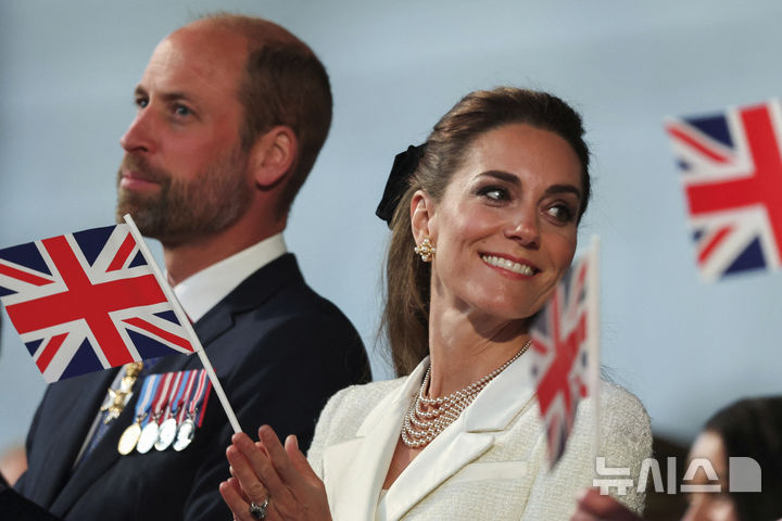 [런던=AP/뉴시스] 윌리엄 영국 왕세자와 캐서린 미들턴 왕세자비가 8일(현지 시간) 영국 런던의 호스 가즈 퍼레이드에서 열린 제2차 세계대전 전승 80주년 기념 콘서트에 참석해 영국 국기를 흔들고 있다. 2025.05.09.