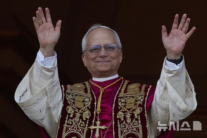 [바티칸=AP/뉴시스] 8일(현지 시간) 제267대 교황으로 선출된 미국의 로버트 프랜시스 프레보스트(69) 추기경이 선출 직후 바티칸 성베드로 대성당 중앙 '강복의 발코니'에서 인사하고 있다. 새 교황의 즉위명은 '레오 14세'로  '레오'는 라틴어로 '사자'를 뜻한다. 2025.05.09.