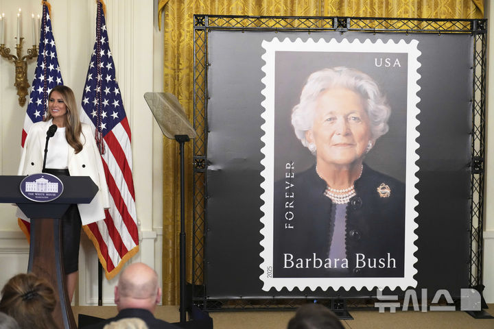 [워싱턴=AP/뉴시스] 도널드 트럼프 미국 대통령 부인 멜라니아 트럼프 여사가 8일(현지 시간) 백악관에서 열린 바버라 부시 여사 기념 우표 공개 행사에 참석해 발언하고 있다. 바버라 부시 여사는 미국의 제41대 대통령인 조지 H.W. 부시의 부인이자 제43대 대통령인 조지 W. 부시의 모친이다. 미국의 국민할머니로 불리며 문해교육, 독서장려 등 문맹 퇴치 운동에 앞장 선 인물이다. 지난 2018년 92세의 나이로 세상을 떠났다. 2025.05.09.