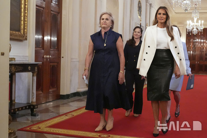 [워싱턴=AP/뉴시스] 도널드 트럼프 미국 대통령 부인 멜라니아 트럼프(오른쪽) 여사가 8일(현지 시간) 백악관에서 열린 바버라 부시 여사 기념 우표 공개 행사에 참석하고 있다. 바버라 부시 여사는 미국의 제41대 대통령인 조지 H.W. 부시의 부인이자 제43대 대통령인 조지 W. 부시의 모친이다. 미국의 국민할머니로 불리며 문해교육, 독서장려 등 문맹 퇴치 운동에 앞장 선 인물이다. 지난 2018년 92세의 나이로 세상을 떠났다. 2025.05.09.