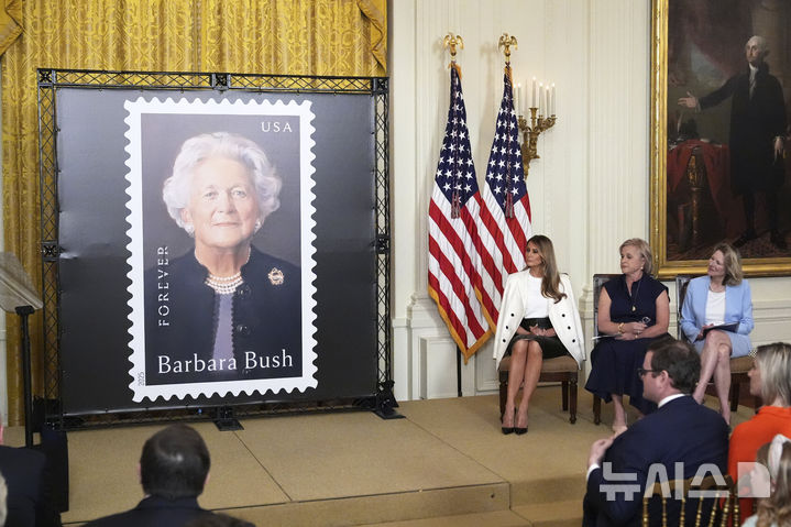 [워싱턴=AP/뉴시스] 도널드 트럼프 미국 대통령 부인 멜라니아 트럼프 여사가 8일(현지 시간) 백악관에서 열린 바버라 부시 여사 기념 우표 공개 행사에 참석해 있다. 바버라 부시 여사는 미국의 제41대 대통령인 조지 H.W. 부시의 부인이자 제43대 대통령인 조지 W. 부시의 모친이다. 미국의 국민할머니로 불리며 문해교육, 독서장려 등 문맹 퇴치 운동에 앞장 선 인물이다. 지난 2018년 92세의 나이로 세상을 떠났다. 2025.05.09.<font style="vertical-align: inherit;"><font style="vertical-align: inherit;"></font></font>