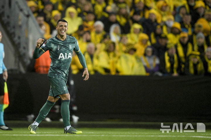 [보되=AP/뉴시스] 토트넘 홋스퍼의 페드로 포로가 8일(현지 시간) 노르웨이 보되 아스프미라 스타디움에서 열린 2024-25 유럽축구연맹(UEFA) 유로파리그(UEL) 준결승 2차전 보되/글림트와의 경기 후반 24분 추가 골을 넣은 후 환호하고 있다. 손흥민이 결장한 토트넘이 2-0으로 승리해 1,2차전 합계 5-1로 UEL 결승에 진출했다. 2025.05.09.