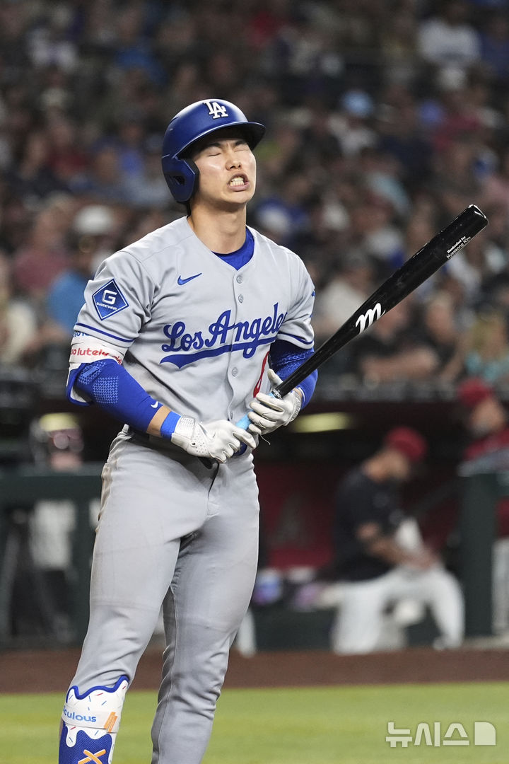 [피닉스=AP/뉴시스] 김혜성(LA 다저스)이 9일(한국 시간) 미국 애리조나주 피닉스의 체이스 필드에서 열린 2025 메이저리그 애리조나 다이아몬드백스전에서 7회 삼진으로 물러난 뒤 아쉬워하고 있다. 2025.05.09. 