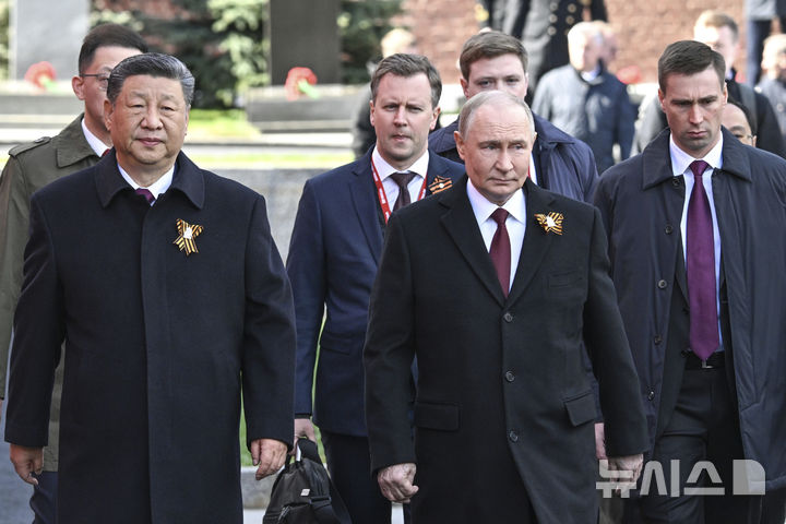 [모스크바=AP/뉴시스] 블라디미르 푸틴 러시아 대통령(가운데)이 9일(현지 시간) 전승절 80주년 열병식에 참석하기 위해 붉은 광장으로 향하고 있다. 왼쪽엔 시진핑 중국 국가주석. 2025.05.09.