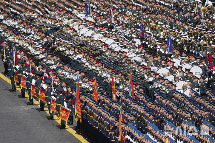 [모스크바=AP/뉴시스] 9일(현지 시간) 러시아 모스크바 붉은광장에서 제2차 세계대전 승리 80주년(전승절) 기념 열병식이 열려 러시아 군인들이 대열을 갖추고 있다. 2025.05.09.