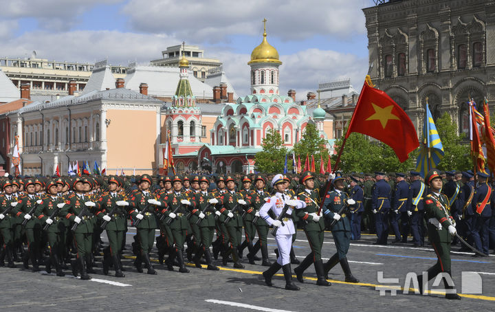 [모스크바=AP/뉴시스] 9일(현지 시간) 러시아 모스크바 붉은광장에서 열린 제2차 세계대전 승리 80주년(전승절) 기념 열병식에서 베트남 군인들이 행진하고 있다. 2025.05.09.