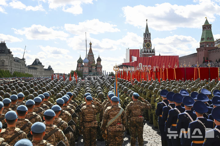 [모스크바=AP/뉴시스] 9일(현지 시간) 러시아 모스크바 붉은광장에서 러시아 군인들이 제2차 세계대전 승리 80주년(전승절) 기념 열병식에 참여하고 있다. 2025.05.09.