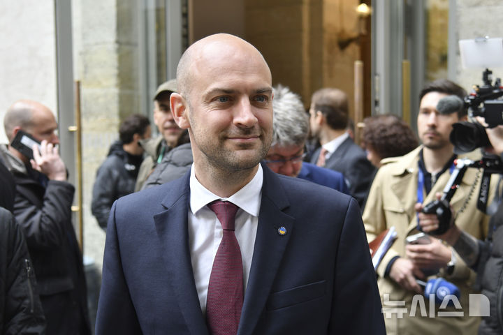 [리비우(우크라이나)=AP/뉴시스]장-노엘 바로 프랑스 외무장관이 지난 9일 우크라이나 리비우에서 기자들과 만나고 있다. 그는 20일 프랑스는 팔레스타인을 국가로 인정하기로 결정했다고 밝혔다. 2025.05.20.