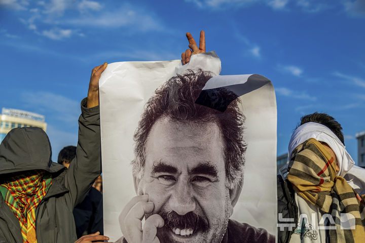 [AP/뉴시스] 튀르키예 쿠르드족 무장조직 PKK의 최고지도자가 해산 가능성을 언급한 지난 2월 쿠르드족 젊은이들의 최고 지도자 오칼란의 사진을 들고 있다 