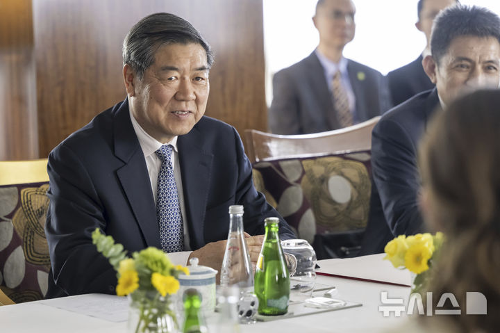 [제네바=신화/뉴시스]중국 정부가 일본산 쇠고기 수입을 재개하는 데 필요한 중일 간 협정을 11일 발효했다. 수입 재개를 위한 본격적인 협상이 시작될 전망이다. 사진은 허리펑 중국 국무원 부총리가 지난 5월 9일(현지 시간) 스위스 제네바에서 열린 스위스 측과의 회담에 참석한 모습. 2025.07.11.