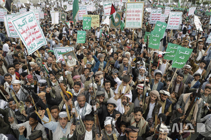 [사나=AP/뉴시스] 예멘의 친이란 후티반군은 7일(현지 시간) 홍해 해역에서 발생한 라이베리아 선적 화물선 '매직 시즈'에 대한 공격은 자신들의 소행이었다고 주장했다. 사진은 후티 지지자들이 지난 5월 9일 반미, 반 이스라엘 주간 시위를 벌이는 모습. 2025.07.08.