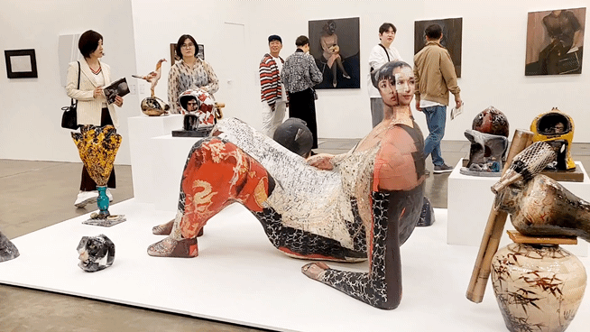 [사진=박현주 미술전문기자] 권오상 사진조각으로 발길을 끌어당기는 아라리오갤러리 부스. *재판매 및 DB 금지