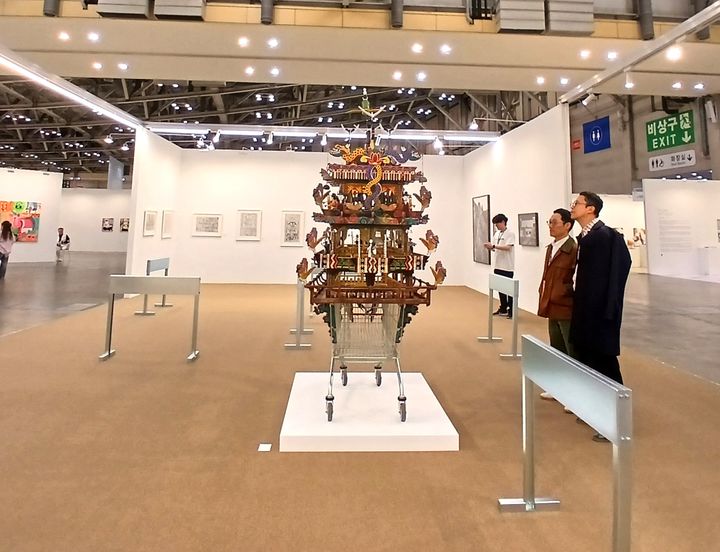 아트부산 특별전 커넥트 전시 전경. 김상돈의 '쇼핑 카트'가 눈길을 끈다. *재판매 및 DB 금지