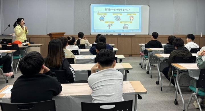 [대전=뉴시스] 배재대 대전서구어린이·사회복지급식관리지원센터 평송청소년문화센터 아동·청소년 교육 모습. (사진=배재대 제공) *재판매 및 DB 금지