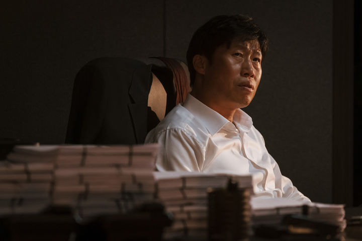 4주 연속 1위 도전 '야당' 주말 300만 넘긴다