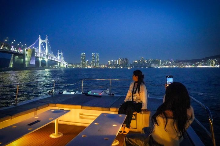 [부산=뉴시스] 부산 야간관강 상품 '별바다부산 리버 디너 크루즈' 운항 모습. (사진=부산시 제공) 2025.05.09. photo@newsis.com *재판매 및 DB 금지