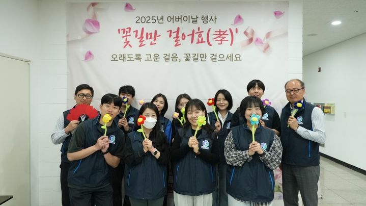 [서울=뉴시스] 송성동 한국중소벤처기업유통원 마케팅판로본부장 이사(뒷줄 오른쪽 첫 번째) 외 임직원 자원봉사자 (사진=한유원 제공) 2025.05.09. photo@newsis.com *재판매 및 DB 금지