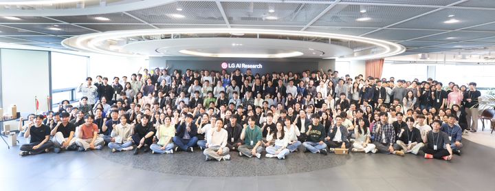 [서울=뉴시스]LG AI연구원 임직원들이 단체 기념 촬영을 하고 있다. (사진=LG 제공) 2025.05.09. photo@newsis.com *재판매 및 DB 금지