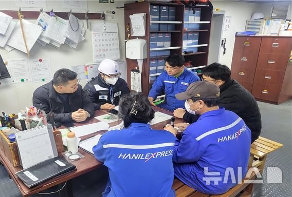 [서울=뉴시스] 한국해양교통안전공단(KOMSA)이 선원을 대상으로 안전보건 관련 교육을 진행중인 모습.