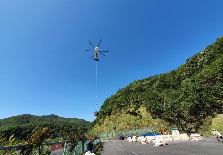 [산청=뉴시스] 지리산국립공원경남사무소 음식물쓰레기 항공운송 (사진=지리산국립공원 제공) 2025. 05. 09. photo@newsis.com&nbsp; *재판매 및 DB 금지
