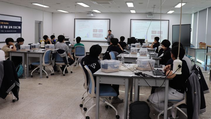 [진주=뉴시스]경남과학교육원, 지난해 실시한 큐브 위성 개발 교육.(사진=경남과학교육원 제공).2025.05.09.photo@newsis.com *재판매 및 DB 금지