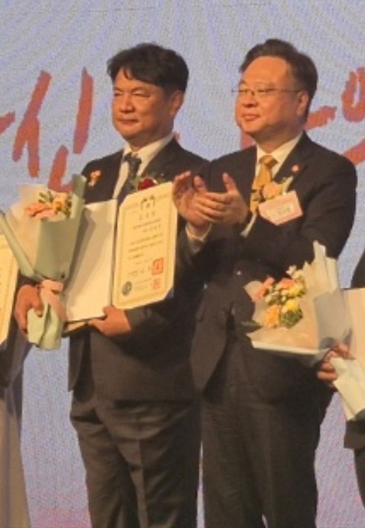 [산청=뉴시스] 산청군 단성면 권영민씨 대통령 표창 (사진=산청군 제공) 2025. 05. 09. photo@newsis.com *재판매 및 DB 금지