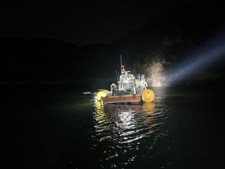 [여수=뉴시스] 여수해경이 8일 오후 화정면 제도 해상에서 좌초한 낚시어선에 올라 승선원을 구조하고 있다. (사진=여수해경 제공) 2025.05.09. photo@newsis.com *재판매 및 DB 금지